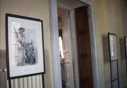 Un  quadro del ciclo pittorico di Maria Rosa Ravera Aira “I Martiri del 14 settembre 1944”, esposto in mostra permanente nel corridoio principale del palazzo comunale